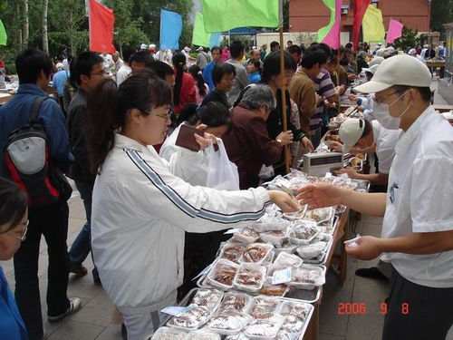 歡慶教師節(jié)，后勤集團(tuán)膳食中心舉辦食品展銷活動(dòng)